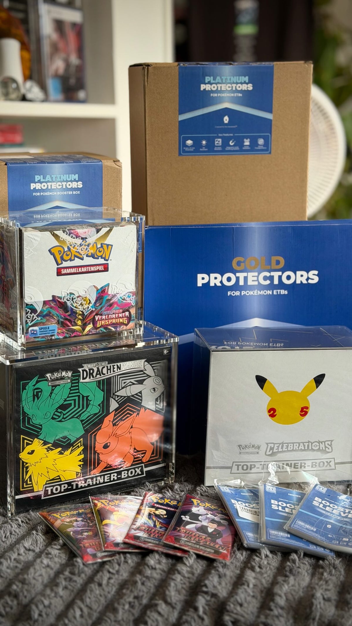 Coleccion de ETBs Pokemon con protectores Fanatiko GOLD - @sammlerherz_de