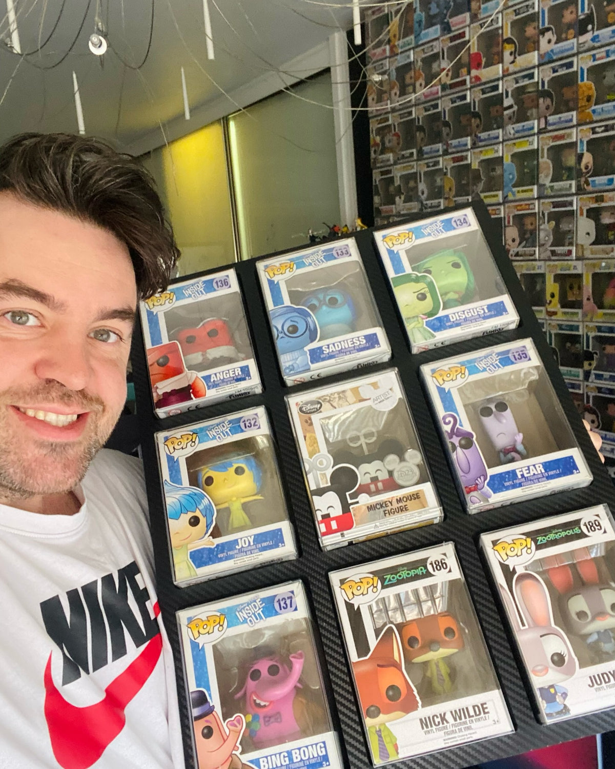 Pared de Funko Pops en protectores Fanatiko - @funkosforeverybody